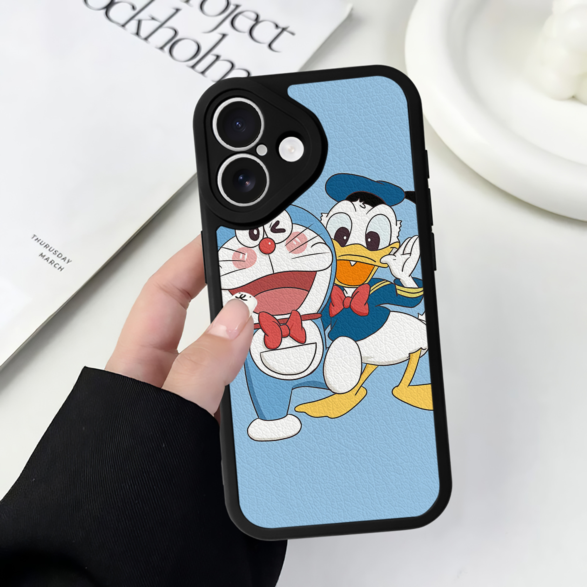 （画像用） ドラえもん Doraemon 【iPhone 16シリーズ対応】シリコンスマホケース（レザー調） 材質：シリコン